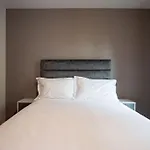 Stunning 2Br Next To The City Airport Bhd - Free Parking
