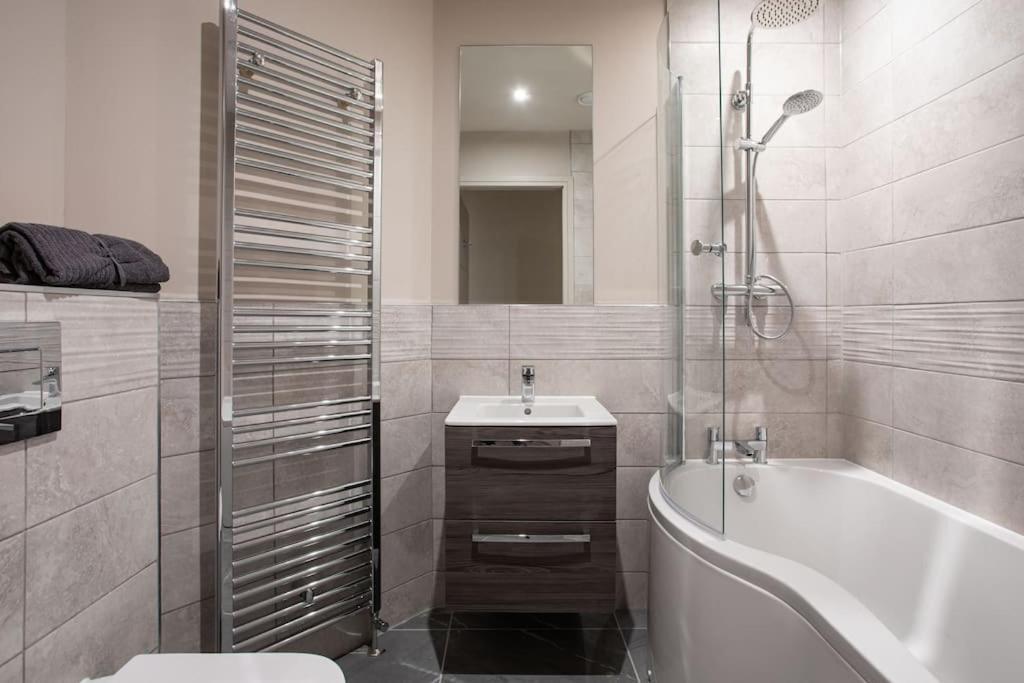 Stunning 2br Next To The Airport Bhd - Free Parking Appartement *